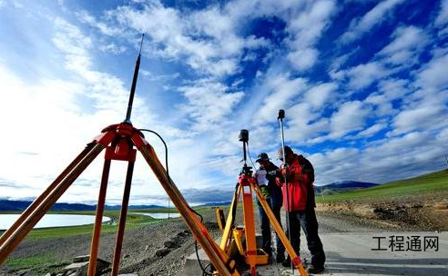 道路工程測量的內(nèi)容有哪些？工程測量有什么常用的儀器及測量方法？廣西南寧有哪家公司做工程測量？目前南寧市場上工程測量的收費(fèi)標(biāo)準(zhǔn)又是怎么樣的呢？下面一起來看看吧！ 據(jù)了解，工程測量以規(guī)劃和設(shè)計為依據(jù)，是保障質(zhì)量和安全的重要手段。一般來說，工程測量的內(nèi)容包括：交接樁及驗線、施工控制測量、施工測圖、釘樁放線、細(xì)部放樣、變形測量、竣工測量和地下管線測量等。 為何要進(jìn)行工程測量？工程施工過程各分項分部工程需要通過測量工作來銜接、配合，以保證設(shè)計意圖的正確執(zhí)行。它貫穿于工程實(shí)施的全過程，服務(wù)于每一個施工環(huán)節(jié)，測量的精度和進(jìn)度直接影響到整個工程質(zhì)量與進(jìn)度。 道路工程測量的內(nèi)容： （1）控制測量：根據(jù)道路工程的需要，進(jìn)行平面控制測量和高程控制測量。 （2）地形圖測繪：根據(jù)設(shè)計需要，實(shí)地測量道路附近的帶狀地形圖。 （3）中線測量：按照設(shè)計要求將道路位置測設(shè)于實(shí)地。 （4）縱、橫斷面圖測繪：測定道路中心線方向和垂直于中心線方向的地面高低起伏情況，并繪制縱、橫斷面圖。 （5）施工測量：按照設(shè)計要求和施工進(jìn)度及時放樣各種樁點(diǎn)作為施工依據(jù)。 一般來說，市政工程測量的施工測量儀器主要有：全站儀、光學(xué)水準(zhǔn)儀、激光準(zhǔn)直（鉛直）儀、GPS-RTK及其配套器具、陀螺全站儀等。 市政工程測量的作業(yè)要求： （1）從事施工測量的作業(yè)人員，應(yīng)經(jīng)專業(yè)培訓(xùn)、考核合格，持證上崗。 （2）施工測量用的控制樁要注意保護(hù)，經(jīng)常校測，保持準(zhǔn)確。雨后、春融期或受到碰撞、遭遇損害，應(yīng)及時校測。 （3）測量記錄應(yīng)使按規(guī)定填寫并按編號順序保存。測量記錄應(yīng)做到表頭完整、字跡清楚、規(guī)整，嚴(yán)禁擦改、涂改，必要可斜線劃掉改正，但不得轉(zhuǎn)抄。 （4）應(yīng)建立測量復(fù)核制度。 廣西南寧有哪家公司做工程測量？目前南寧市場上工程測量的收費(fèi)標(biāo)準(zhǔn)如何？工程通網(wǎng)（www.hqjkw.com.cn）擁有一支經(jīng)驗豐富的技術(shù)人員隊伍，在工程測量工作方面，專業(yè)承接控制測量、地形測量、規(guī)劃測量、變形形變與精密測量、市政工程測量、建筑工程測量、水利工程測量、線路與橋隧測量、地下管線測量、礦山測量；不動產(chǎn)測繪：地籍測繪、房產(chǎn)測繪等業(yè)務(wù)，在收費(fèi)標(biāo)準(zhǔn)方面，嚴(yán)格按照市場指導(dǎo)價進(jìn)行收費(fèi)，價格公道，質(zhì)量保證。詳情可咨詢鐘經(jīng)理：15578985855，QQ：2661543639。